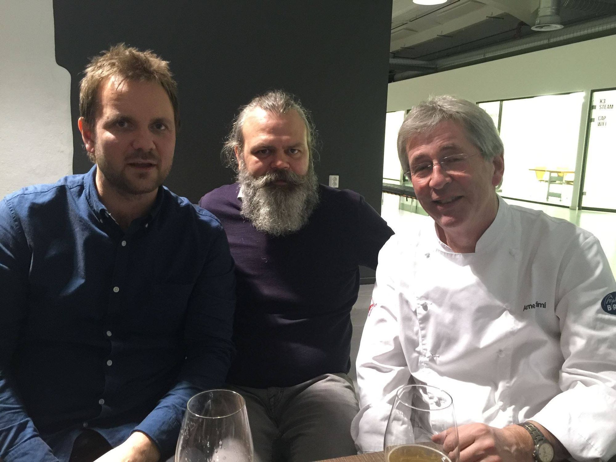 Norges beste destillatører, Stig Bareksten skal bruke Vossakvann når L/L Voss Fellesbryggeri AS også skal produsere eget akevitt. Til jul skal den være klar til og nytes med både smalahove og pinnekjøtt. Her sammen med ølbrygger Rune Midtun og medeier Arne Brimi Bilde: L/L Voss Fellesbryggeri.