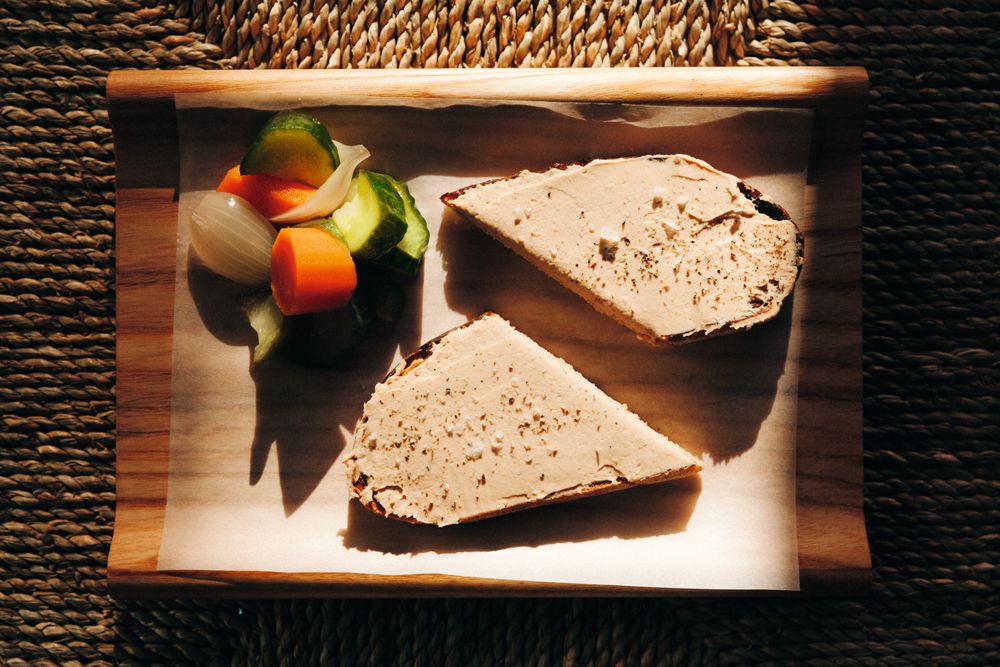 Grillet surdeigsbrød fra Handwerk med kyllingleverpostei.