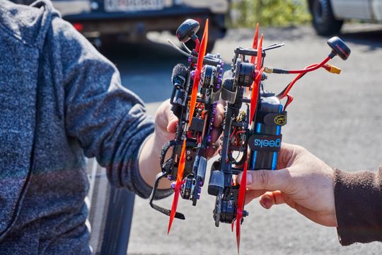 Racingdronene kommer i forskjellige størrelser, men benytter mange av de samme delene.