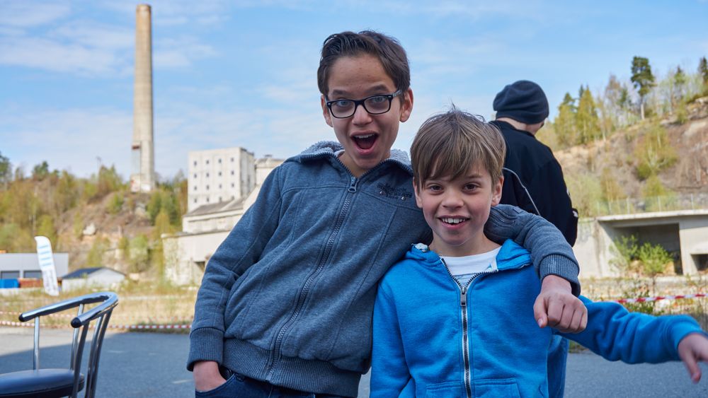 Daniel og Adrian var svært entusiastiske når det kom til droner!