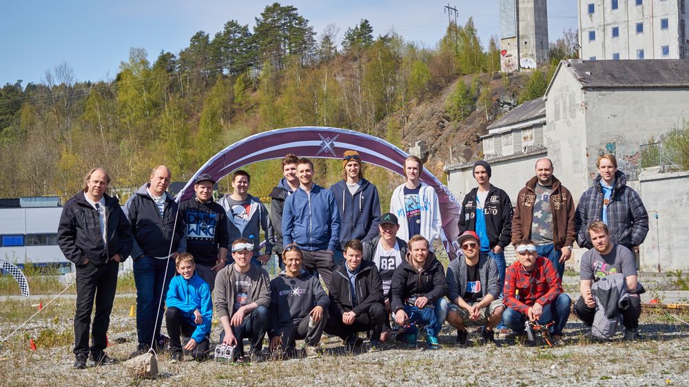 Alle deltagerne i droneracingen.