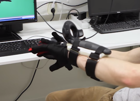 Systemet fungerer ved å feste HTC Vive-kontrollene på armen.