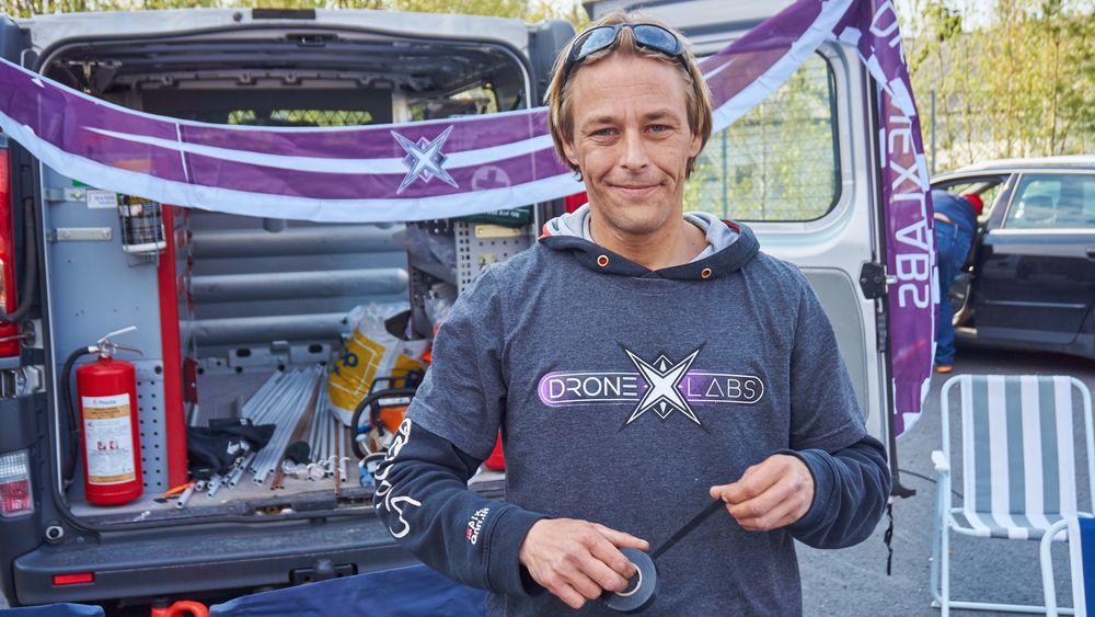 Kjetil Andreassen var den høyst sannsynlig mest erfarne droneføreren på hele arrangementet, og kom med en egen bil fullstappet av dronedeler og innhold. Han hadde til og med fått sine egne sponsorer med på laget, i form av amerikanske Drone X Labs.
