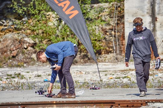Andreassen var ofte ute og ryddet på banen sammen med andre deltagere.