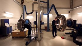 Inspeksjon av ferdig­produserte bakre turbinhus hos GKN Aerospace Norway.
