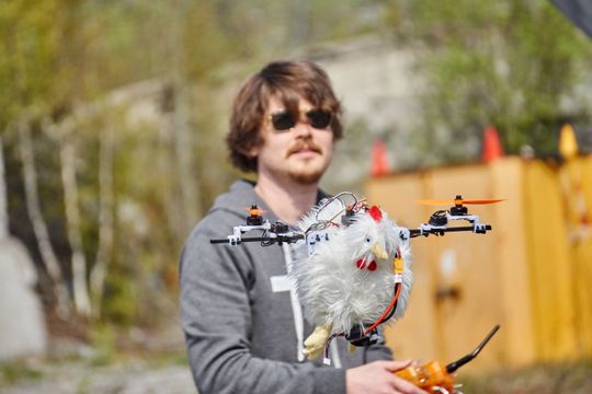 Henning Pedersen på tur med høne-dronen Turid.