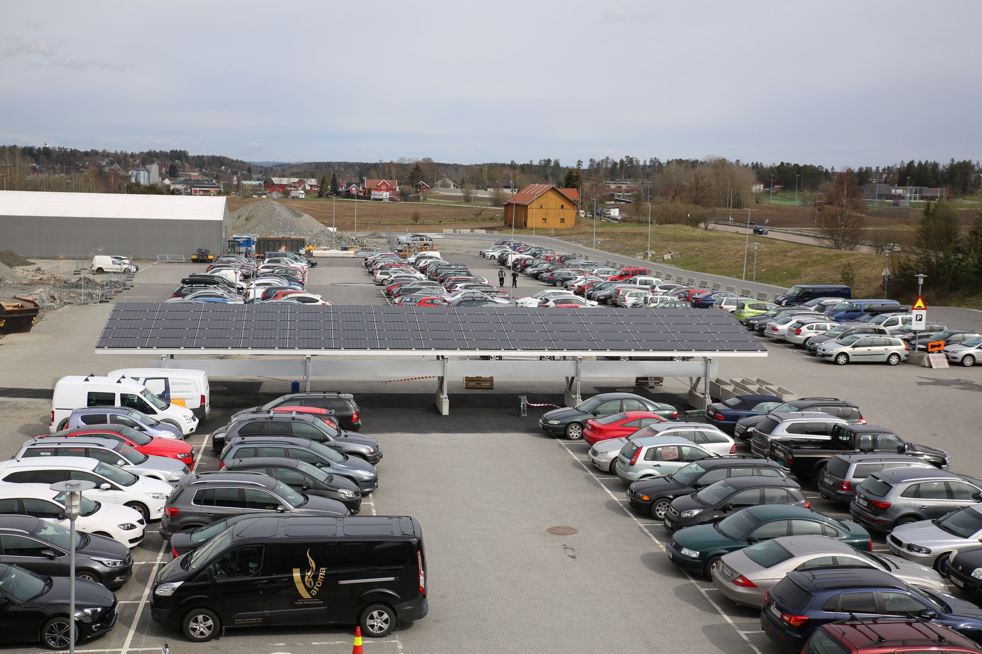 Solcellene har produsert strøm i to uker, men torsdag er første dagen ansatte kan lade elbilen mens de står parkert under de dobbeltsidige solcellene hos Asko i Vestby.