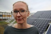 Skal analysere produksjonsdata: Solcelle-forsker Josefine Selj ved Institutt for Energiteknikk (IFE).