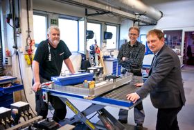 Teknotherm-sjef Jon Aksel Brynhildsen (t.h) hentet hjem eltavle-produksjon til Norge. Det ga mer aktivitet på verkstedet for Tron Bjerke og Arild Strøm.