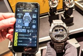 Smart nok: Breitlings kvartsklokke kan styres med en app og lades med kabel, men dette er ingen smartklokke.