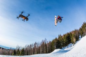 Norske Staaker kan også følge objekter automatisk, så lenge man har på seg sporingsarmbånd.