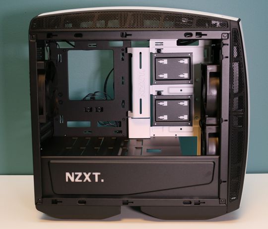 Den lille men fremdeles ganske store NZXT Manta med sidedørene av, ettersom det ellers blir veldig vanskelig å komme til det innvendige.