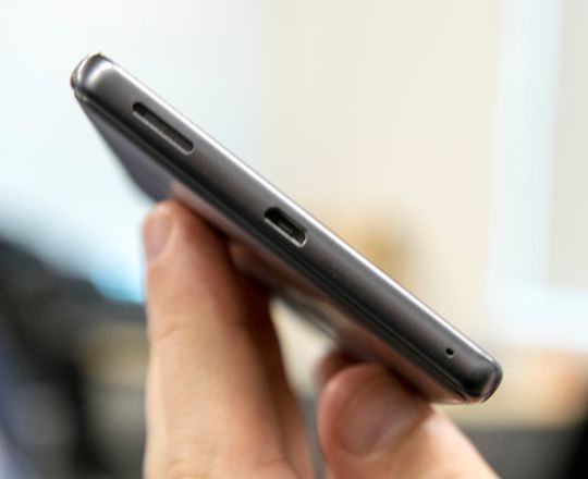 Sony sitter foreløpig på gjerdet, og har ikke tatt i bruk den nye USB type-C-kontakten. Det skal skyldes at kundene har tilbehør for gammel standard.
