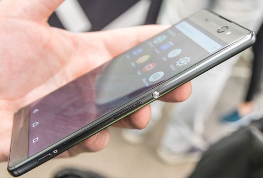 De to kanskje viktigste ulempene med denne telefonen over andre Xperia-modeller; den har ikke fingerleser og den er ikke vanntett.
