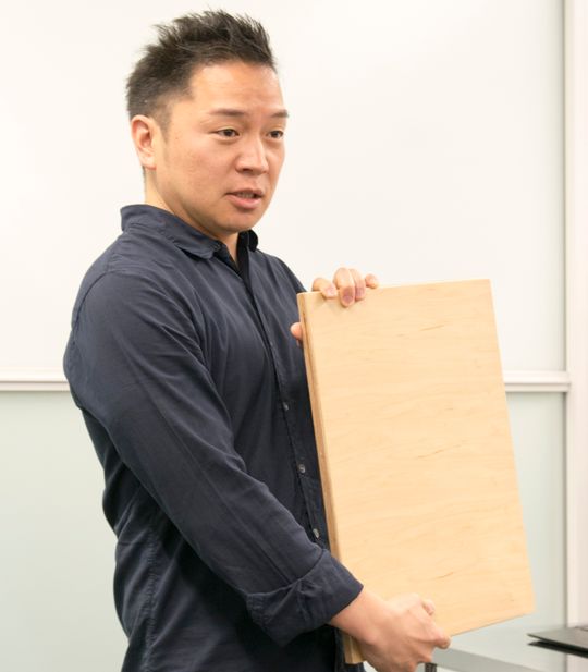 Jun Makino har en svært lang og vanskelig oversettelig tittel, «senior manager of product experience marketing». Humor trenger imidlertid ikke å bli tapt i oversettelsen. Slik introduserte han spøkefullt Sonys nye selfiekjempe.