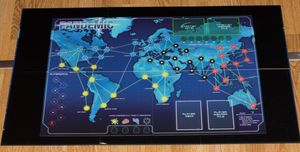 Pandemic: Legacy ligger opp-ned under det originale Pandemic som er avbildet her for å vise størrelsesforskjellen.