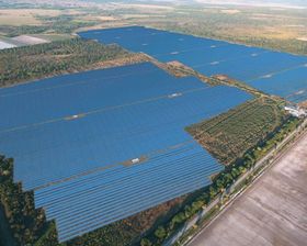 Slik vil den kommende solparken se ut. Illustrasjon.