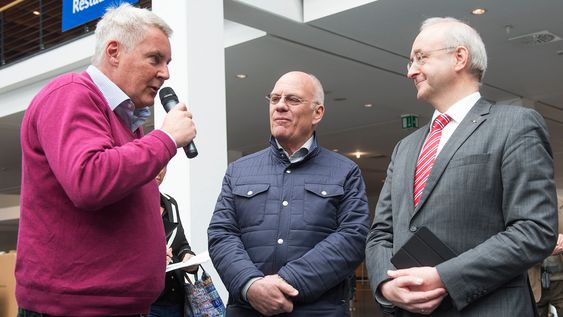 Journalist Jürgen Schelling (til venstre) presenterer akroflyet Extra 330LE sammen med Walter Extra fra Extra Aircraft og Frank Anton fra Siemens.