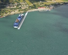 Busser til å transportere turister til nærliggende attraksjon, deriblant Trollstigen, kan kjøre ut på kaia. En dreieskive i enden gjør at bussene slipper å rygge. Ett skip kan legge til på hver side og får levert landstrøm opp til 20 MW hver.