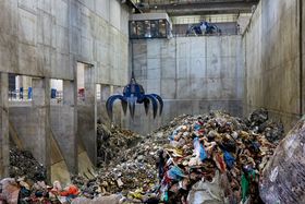 Søppel: Lokalt og importert søppel ankommer og lagres i et gigantisk lager.