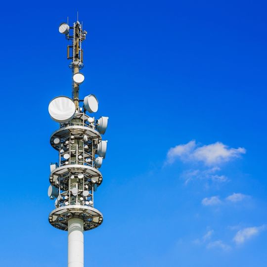 Trådløst samband av alle slag er noe av det som er mest utsatt for EMP. Radio, mobilnett, tv og datasignaler kan slås ut lydløst, og på brøkdelen av et sekund.
