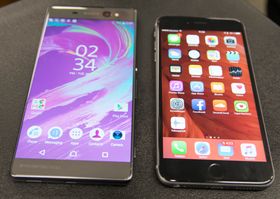 Xperia XA Ultra (til venstre) har også en «vegg-til-vegg» skjerm, men toppen og bunnen er ganske store. iPhone 6S Plus er derimot ikke en vinner på utnyttelse av frontarealet.