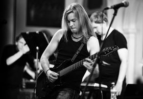Jarle H. Olsen er drivkraften bak prosjektet. Her opptrer han på Back in Time-festivalen i 2015 med bandet.
