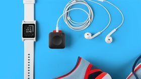 Pebble Core pares sømløst med Pebble-smartklokkene, som brukes til å kontrollere enheten.