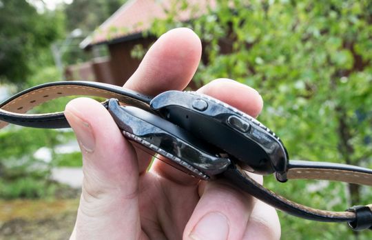 Øverst er Samsung Gear S2 3G Classic (puh!). Den er litt større og tyngre enn originalen.