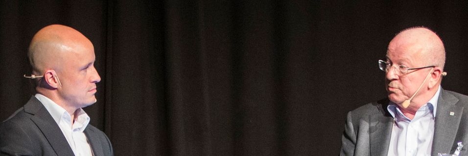 Fagredaktør Varog Kervarec i Inside Telecom grillet direktør Torstein Olsen i Nasjonal kommunikasjonsmyndighet fra scenen under Tek-konferansen i Strømstad mandag.