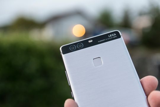 Det doble kameraet på baksiden får telefonen til å se litt særegen ut. Svart-hvitt-kameraet hjelper hovedkameraet, eller kan brukes til gråtonebilder.