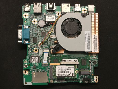 Minnemodulen sitter halvt gjemt under datterkortet med M.2-SSD-en.