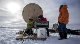 Testing av satellittkommunikasjon på 82 grader nord.