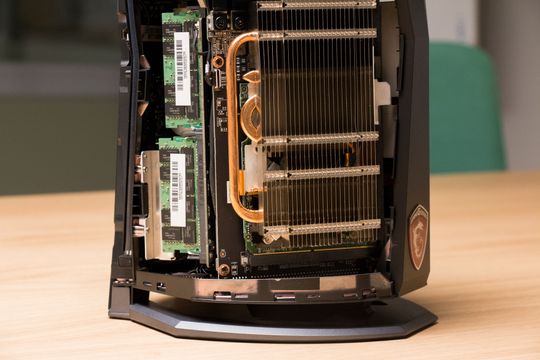 Både minnebrikker og de PCIe-baserte flashbrikkene er lette å bytte.