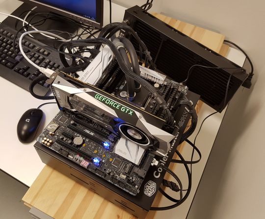 Under testingen av nye Core i7-6950X.