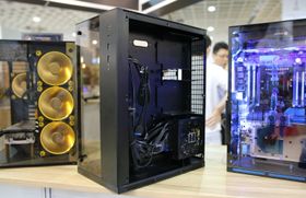 Med SFX-PSU kan størrelsen på kabinettet gå ned. Igjen ser vi PC-O10.