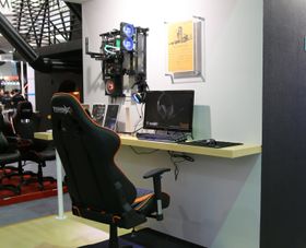 Hvorfor ikke ha PC-en på veggen? Med Dream Box er det tydeligvis ikke noe problem.