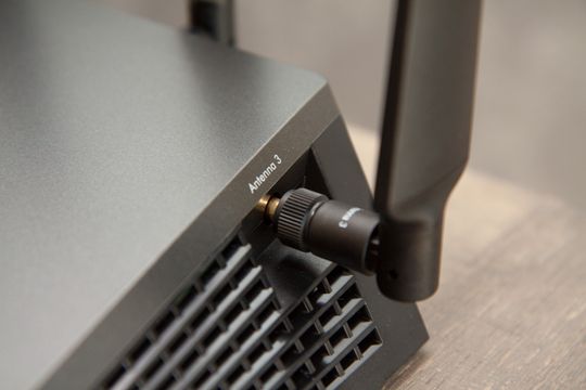 Ruteren er utstyrt med fire kraftige antenner.