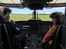 Justis- og beredskapsminister Anders Anundsen om bord i det nye redningshelikopteret.