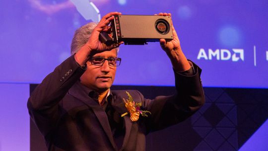 AMD Radeon-sjef Raja Koduri løfter opp det første Polaris-baserte grafikkortet, RX 480, under avdukningen på Computex 2016.
