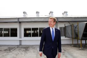 Utenriksminister Børge Brende (H) var med på åpningen av solcellepanelet på taket av banken i Indonesia denne uken.