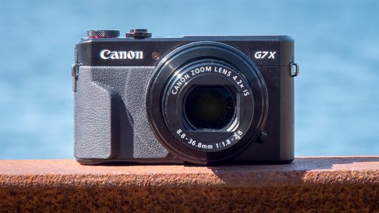 Canon G7 X Mark II. Flere bilder av kameraet under tabellen.