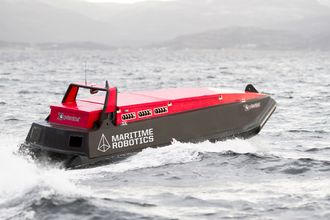 Det førerløse fartøyet til Maritime Robotics som Seabed Geosolutions nå benytter, er ca. 6 meter lang og veier 1,7 tonn.