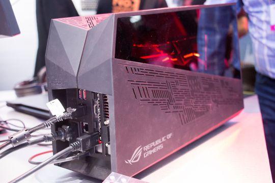 ROG XG Station fungerer også som en hub for USB-enheter samt nettverk. Alle kommuniserer mot den bærbare maskinen over den ene Thunderbolt 3-kontakten.