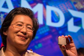 AMD-sjef Lisa Su viser stolt frem det som da var kalt «Zen» under selskapets pressekonferanse på Computex i fjor sommer. Prosessorarkitekturen kommer nå straks i butikk under Ryzen-merkevaren.