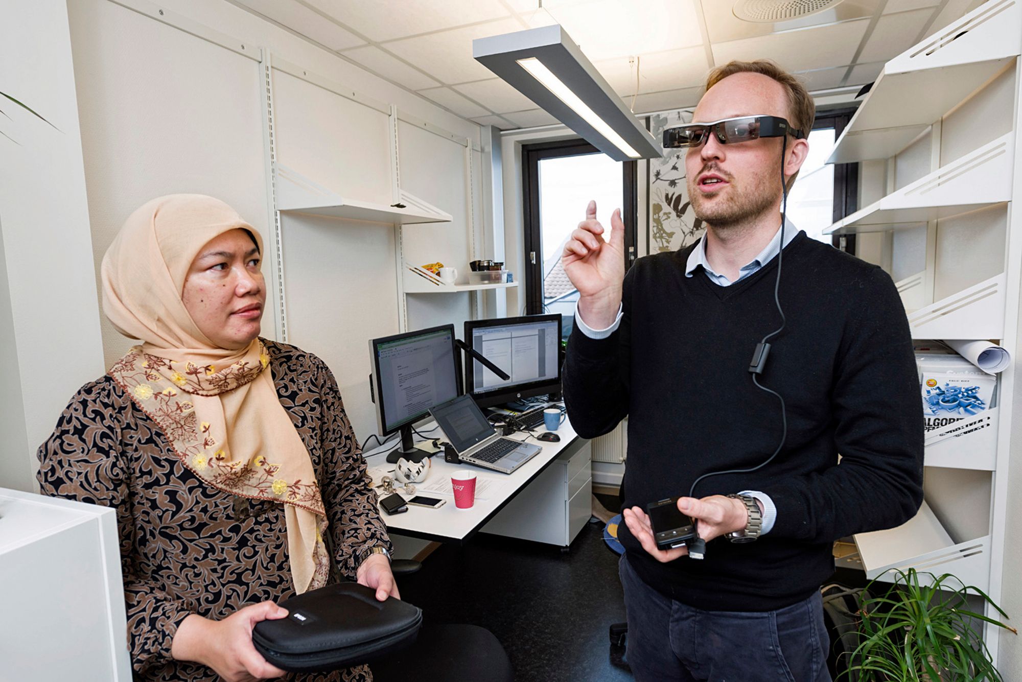 Flere forskere arbeider sammen på CIEM. Her er Ole-Christoffer Granmo sammen med overingeniør Jaziar Radianti.