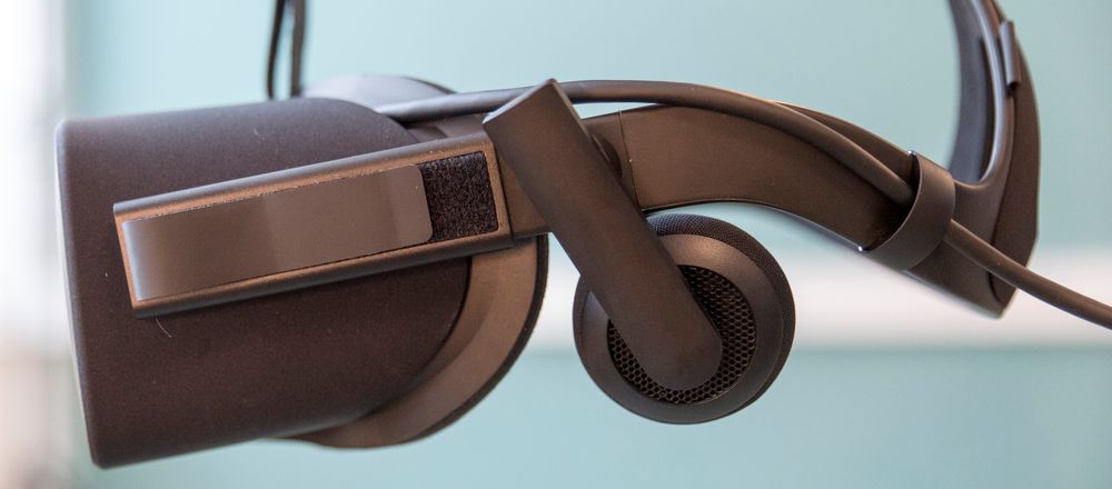Oculus har den peneste og mest velbyggede brillen av de to kamphanene som er på markedet. Men HTCs Vive har et forsprang i muligheter.