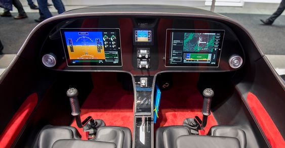 Enkelt og minimalistisk: Med etthåndtakskontroll og en svært oversiktlig cockpit blir twin-maskinen Efan 2.0 svært enkel å fly.