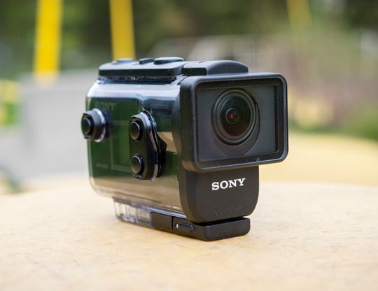 Sony AS50 tåler ikke vann uten beskyttelseshuset.