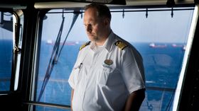Kaptein Gus Andersson er konsentrert. Han har ansvar for verdens største cruiseskip.
